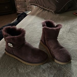 Almost new size 8 UGG boots barely worn in good shape